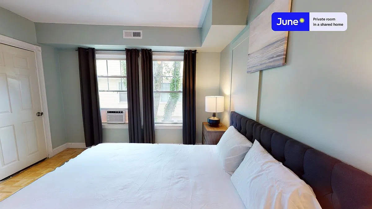 Queen bedroom in 7 bed/2.5 bath home in Harvard Square #443 C — Photo 2