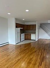 5th image of 915 College Pl