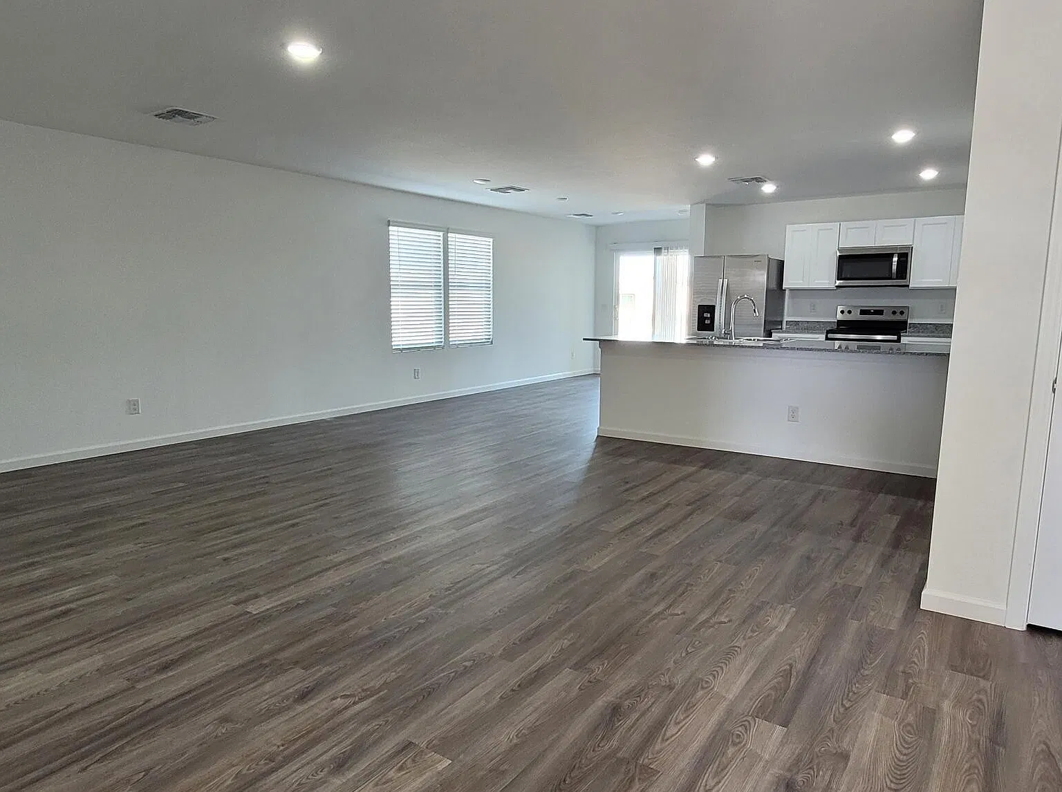 3 bed, 2.0 bath, 1619 sqft, $2,200 — Photo 3