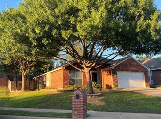 401 E Whitener Rd, Euless, TX 76040