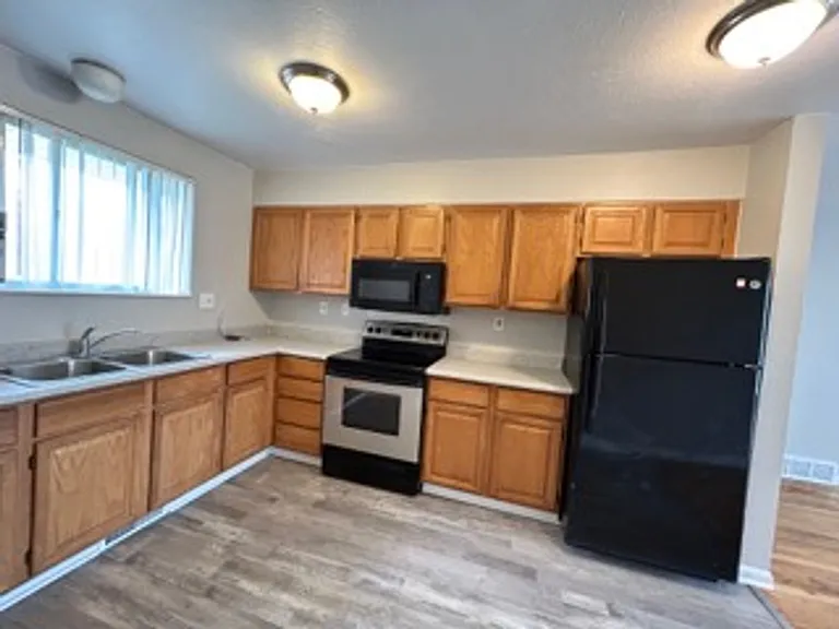 ** Move in Special** Spacious 3 bedroom, 1 bath Lakewood duplex with fenced in backyard available! — Photo 3
