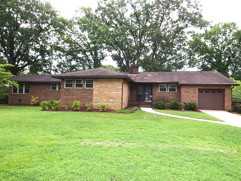 706 Smedes Pl — Photo 1