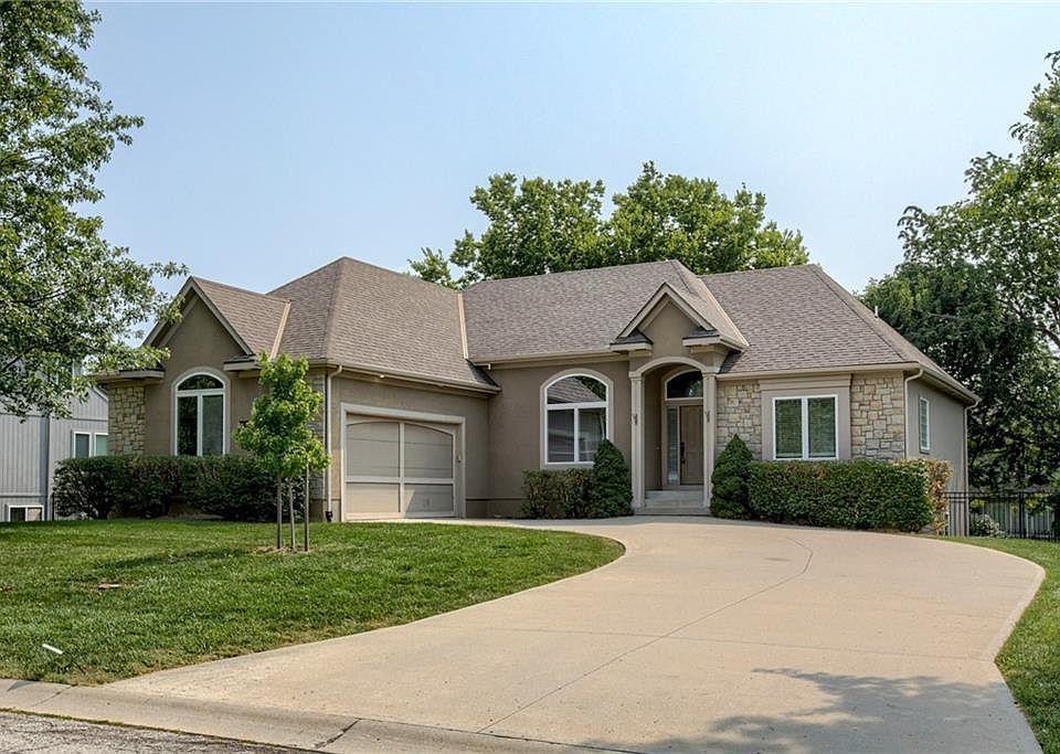 1st image of 2602 NE Prairie Falcon Dr