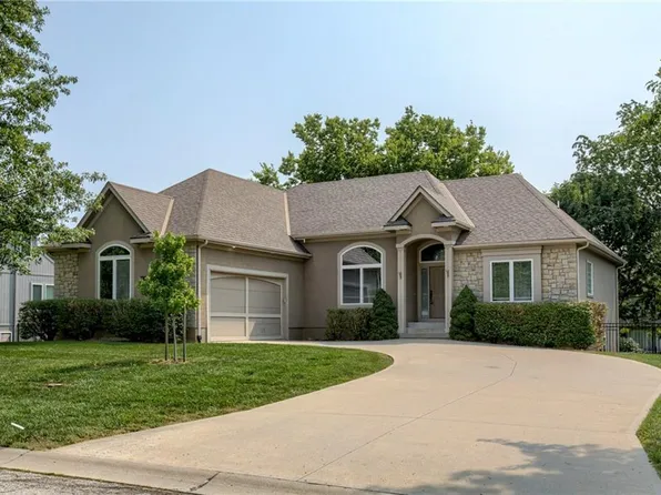 2602 NE Prairie Falcon Dr, Blue Springs, MO 64014