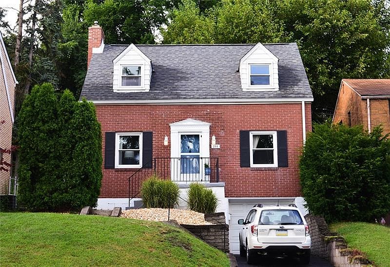 Welcome home to 268 Laveton Ave! Beautifully landscaped front and covered patio in rear of home.