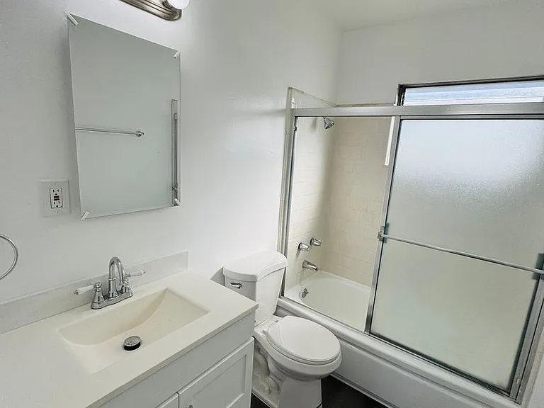 1230 N Mansfield Ave — Photo 9