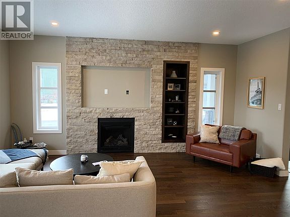 3rd image of 4244 Green Rose Cres