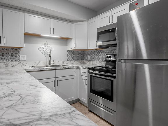 5th image of 823 Malabu Dr