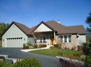 657 NW Valley View Dr, Grants Pass, OR 97526