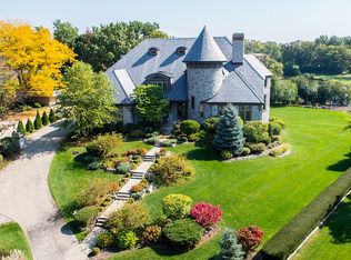 77 Baybrook Ln, Oak Brook, IL 60523