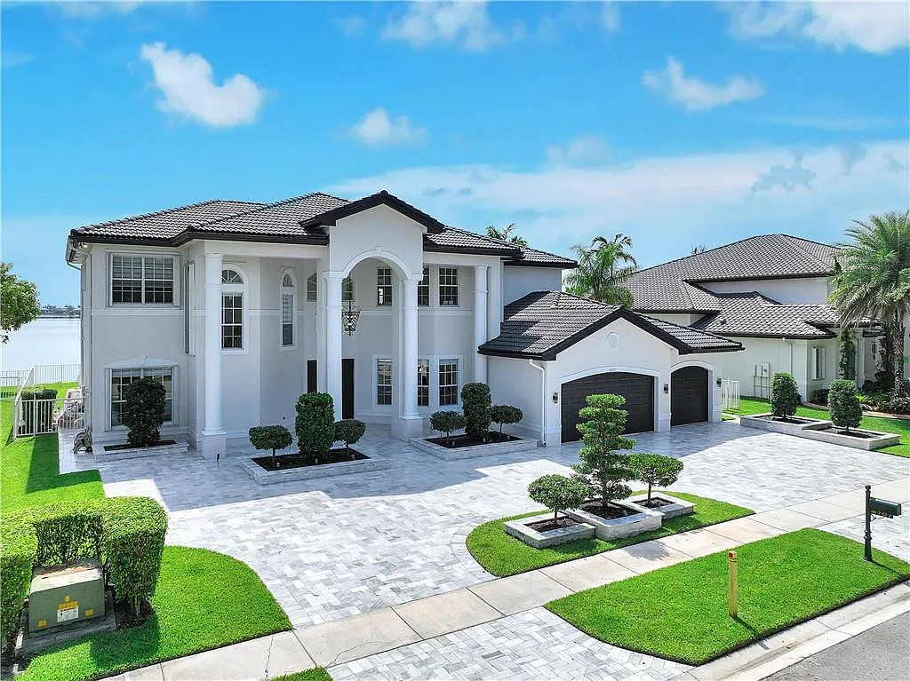 6 bed, 6.5 bath, 4296 sqft, $12,500 — Photo 2