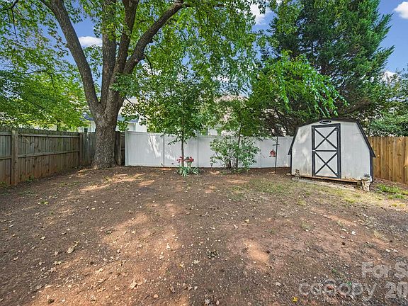 3rd image of 215 Small St