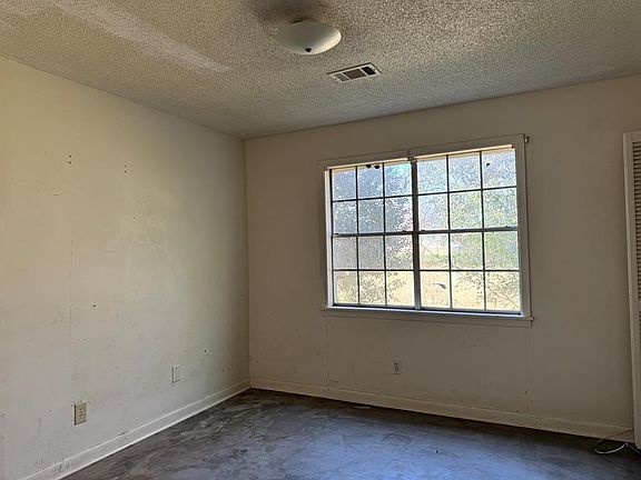 5th image of 996 Riverside Rd