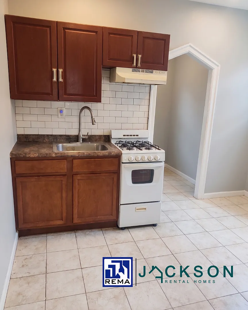 403 E Rockland St — Photo 1
