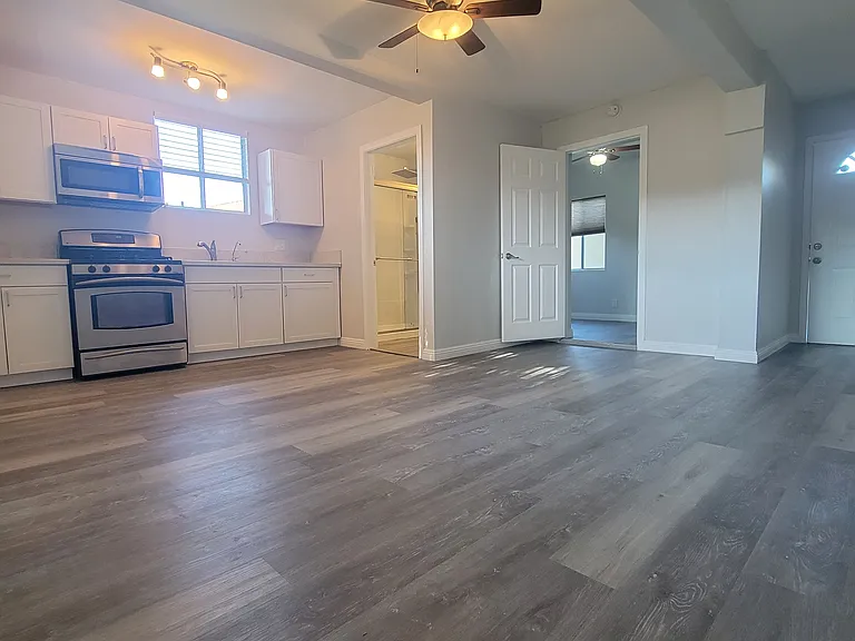 2550 Montrose Ave — Photo 4