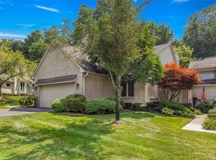 135 Hampton Ct, Northville, MI 48168