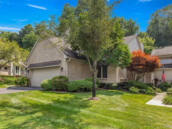 135 Hampton Ct, Northville, MI 48168