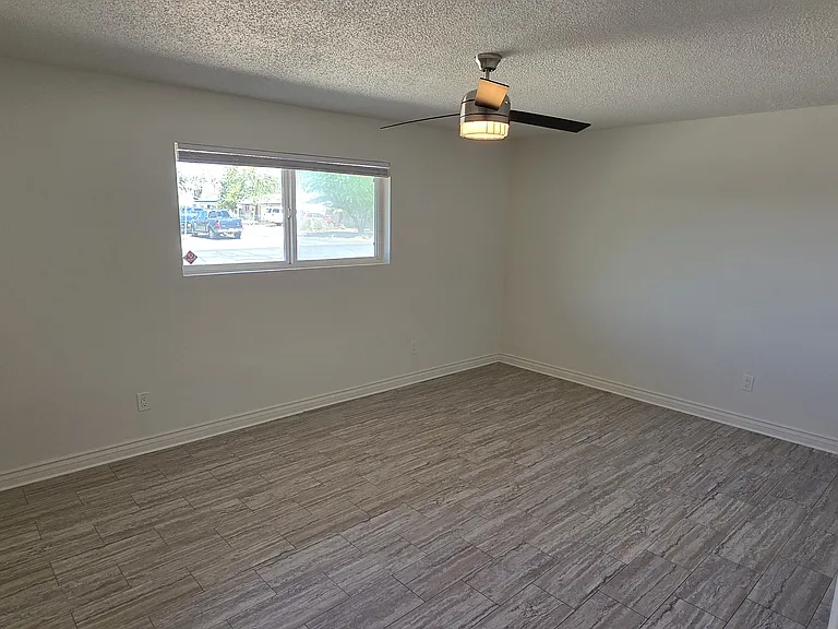 1201 E Barcelona Ave — Photo 32