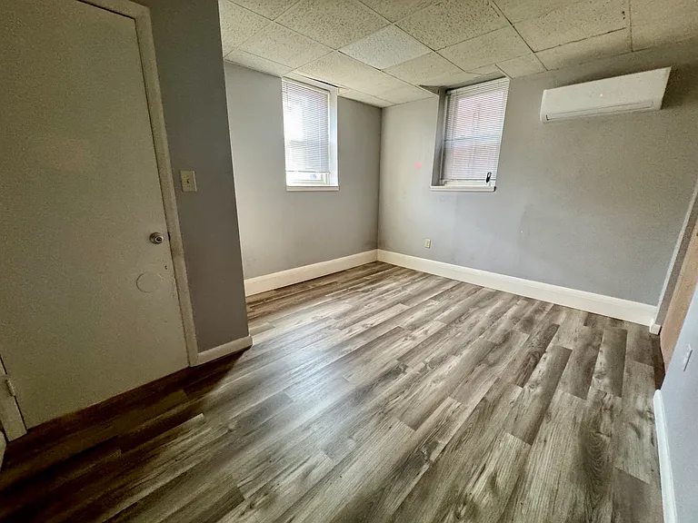 118 E Chestnut St Apt 7 - Front Bedroom