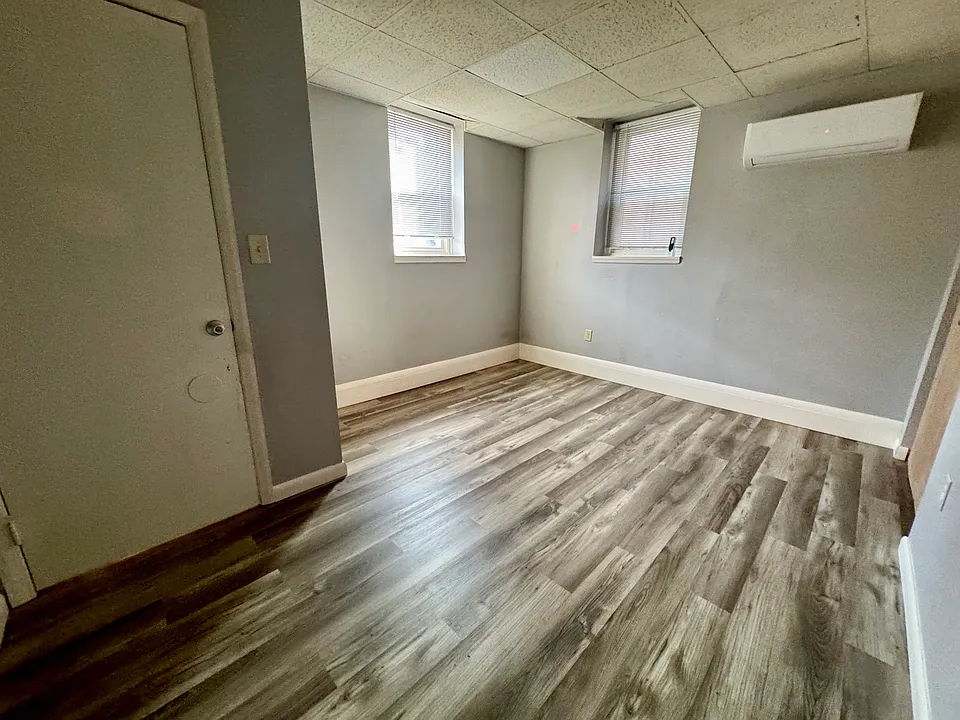 118 E Chestnut St Apt 7 - Front Bedroom