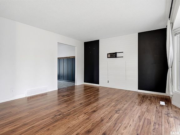 5th image of 726 McIntosh Street N