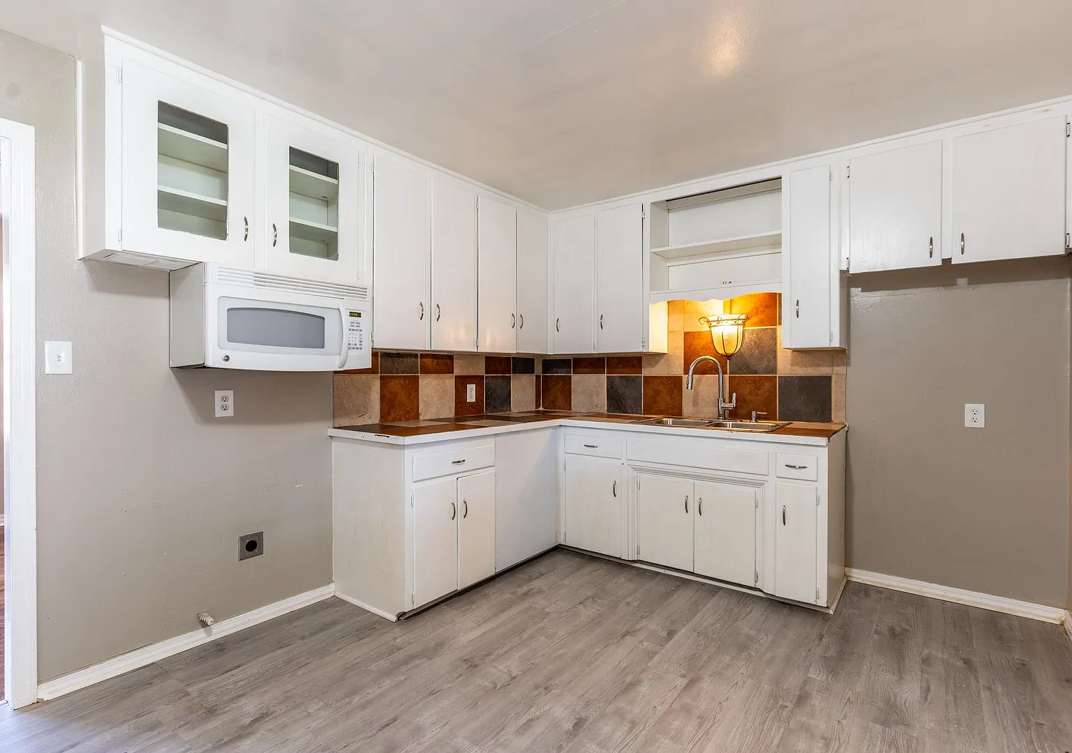 Introducing a charming 4-bedroom, 1-bathroom home nestled in the heart of Midwest City — Photo 4