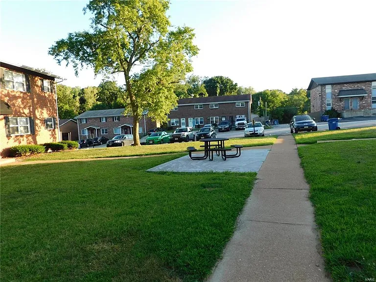 Renaissance Apartments of St. Charles — Photo 9