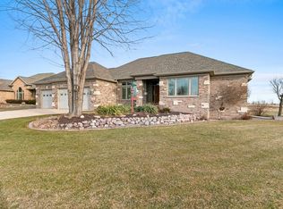 630 Linksview Ct, Wrightstown, WI 54180