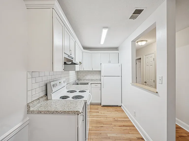 Campus Walk Apartments — Photo 14