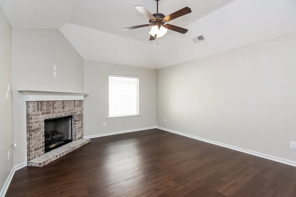 4 bed, 2.0 bath, 1700 sqft, $2,990 — Photo 3