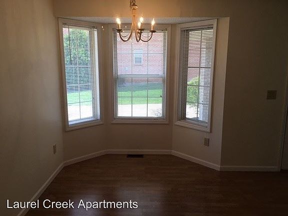3rd image of 923 Jasmine Ln
