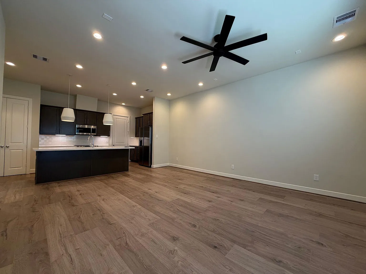 3 bed, 2.5 bath, 1538 sqft, $2,100 — Photo 4