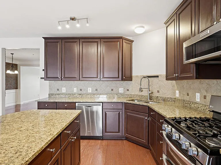 15360 Kensington Park Dr — Photo 9