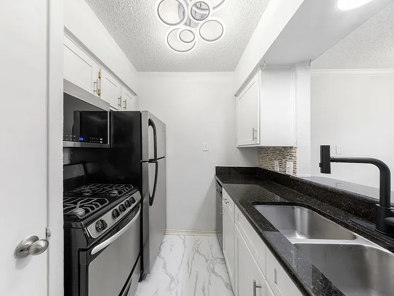 2401 Manor Rd #123 — Photo 3