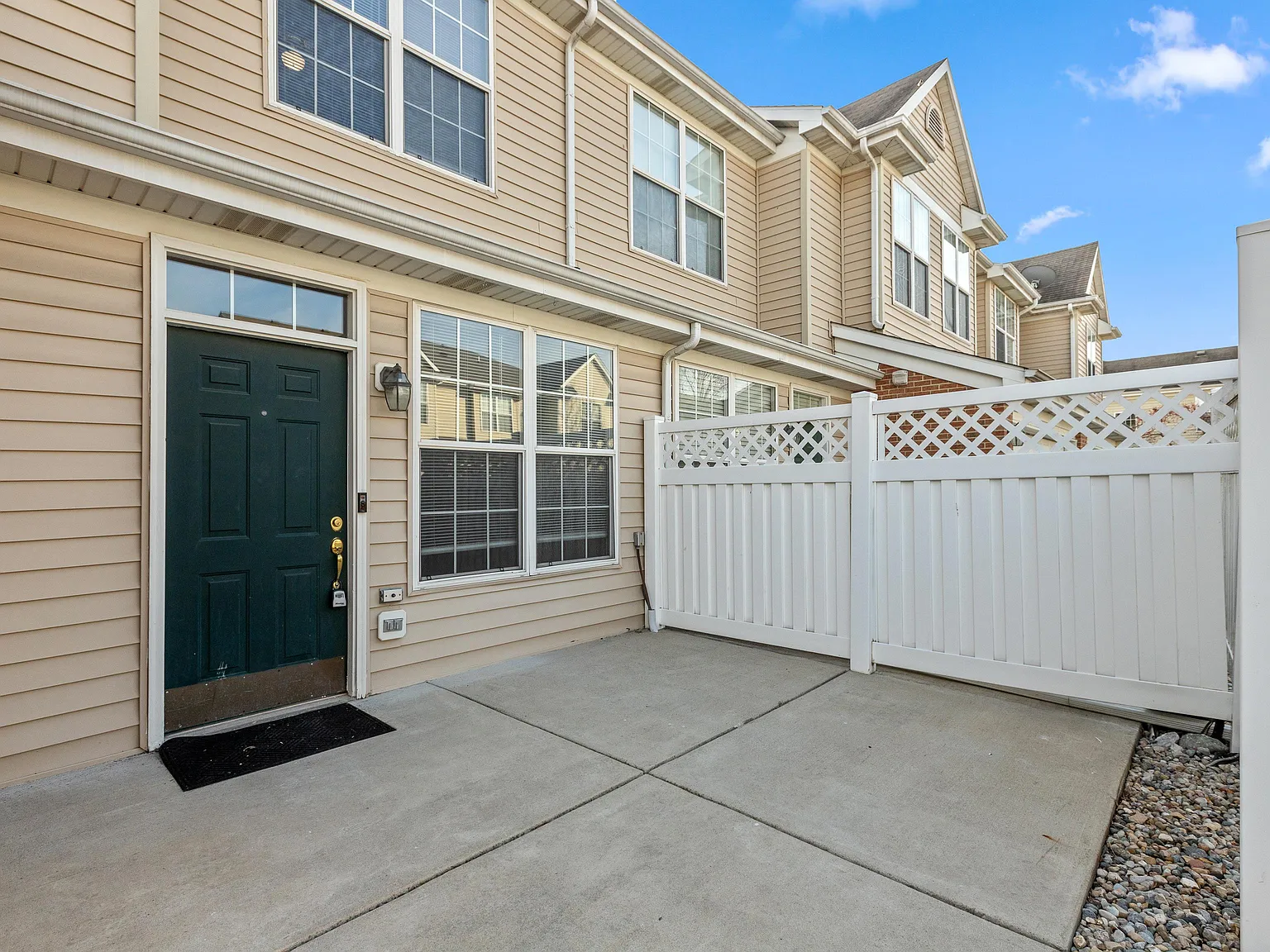 3 bed, 2.5 bath, 1450 sqft, $1,850 — Photo 2