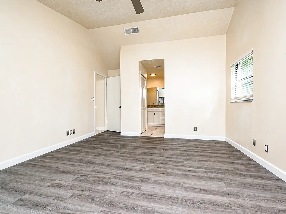 4 Baywood Dr