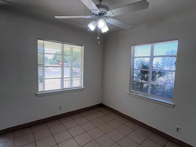 2905 E Lamona Ave — Photo 6