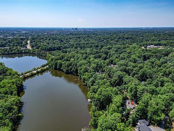 4th image of 2706 Lake Forest Dr