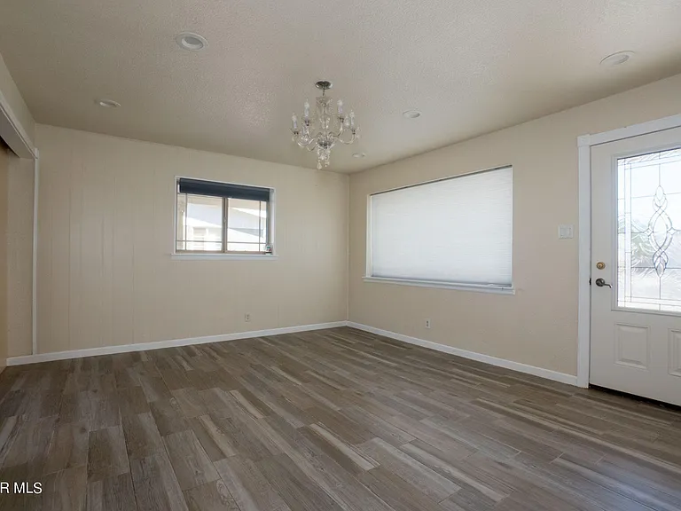 9309 Montgomery Dr — Photo 9