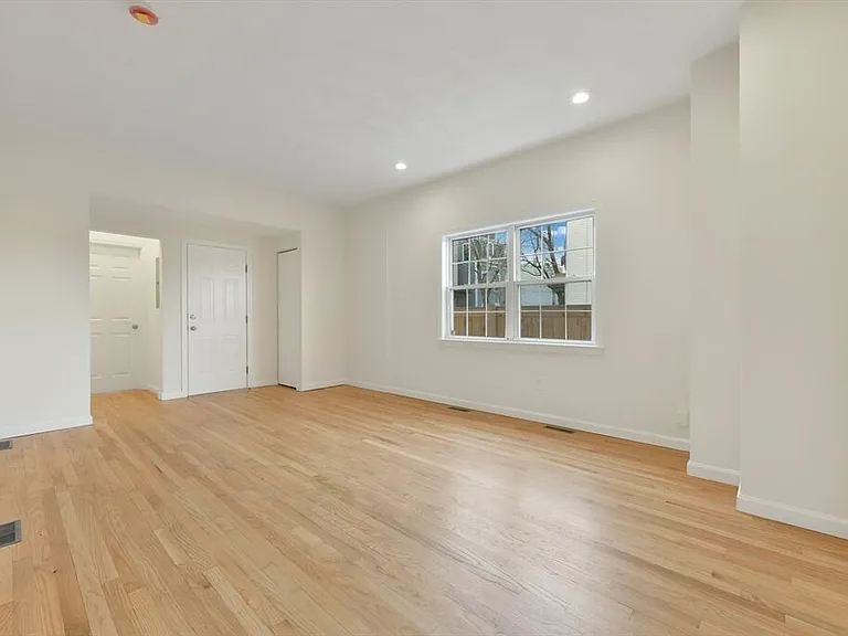 39 Middle St #1 — Photo 4