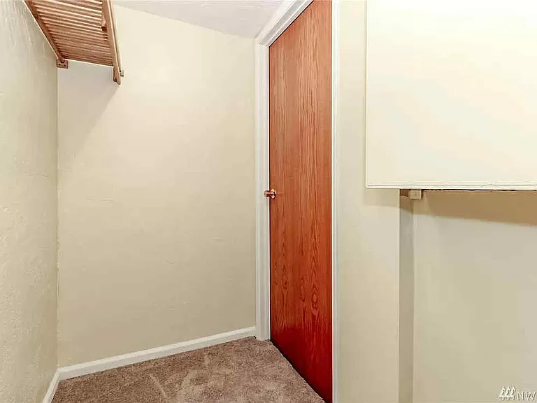 1020 1/2 Chester Ave #1/2 — Photo 3