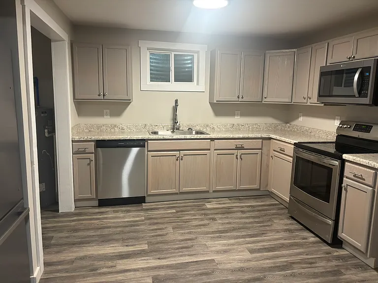 731 Berry St NE — Photo 2