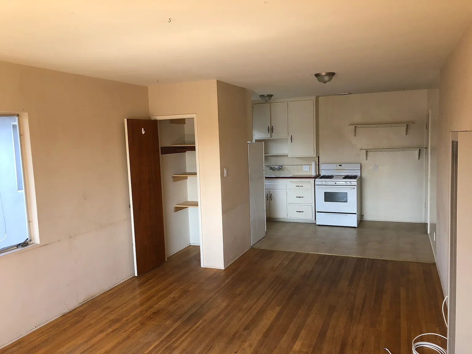 246 Estrella St — Photo 2