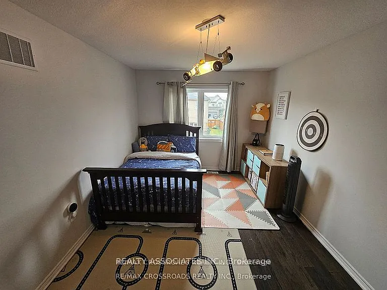 35 Cutts Cres — Photo 20