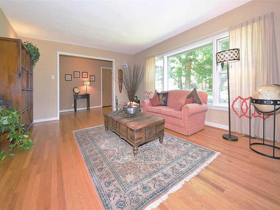 3rd image of 19 Spoede Hills Dr