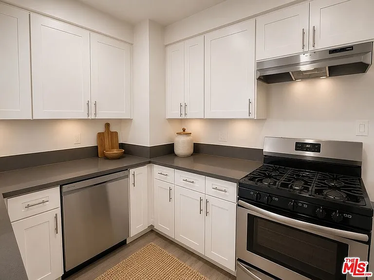 228 S Mariposa Ave #2 — Photo 4