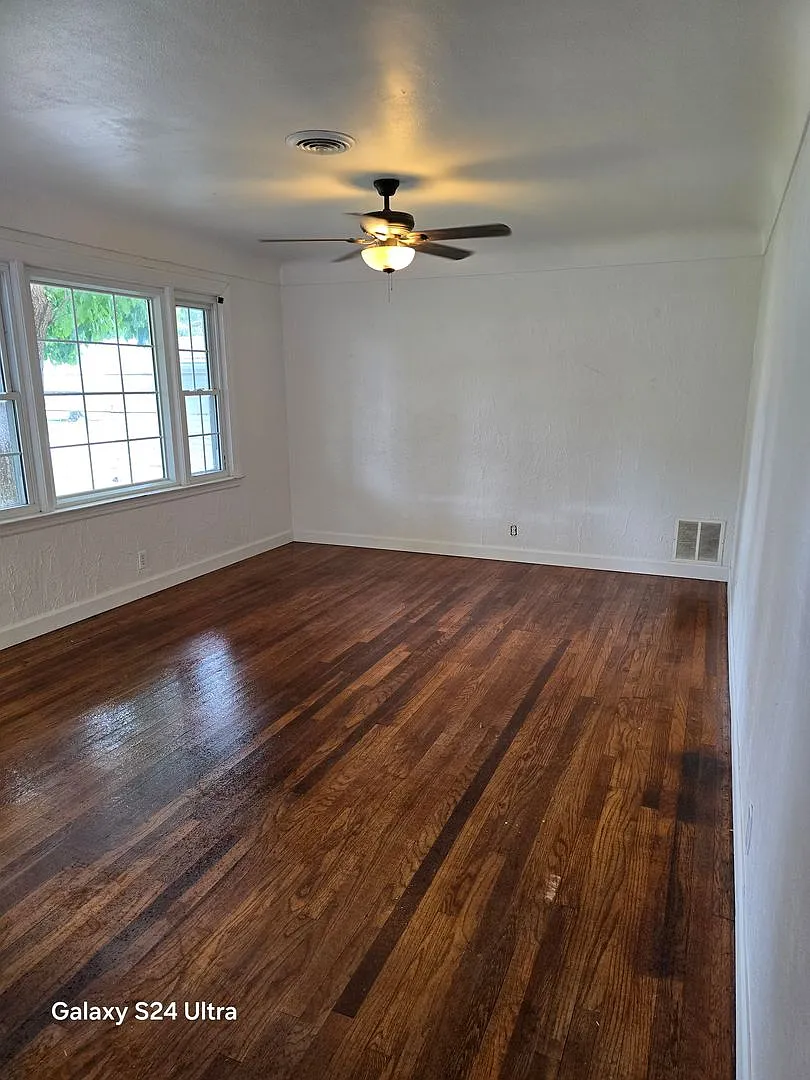 Large 2BD/1BA with tons of Bonus space and fenced in yard — Photo 1