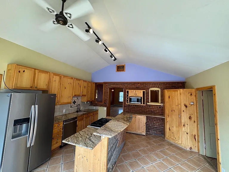 527 E 3rd St #A — Photo 6