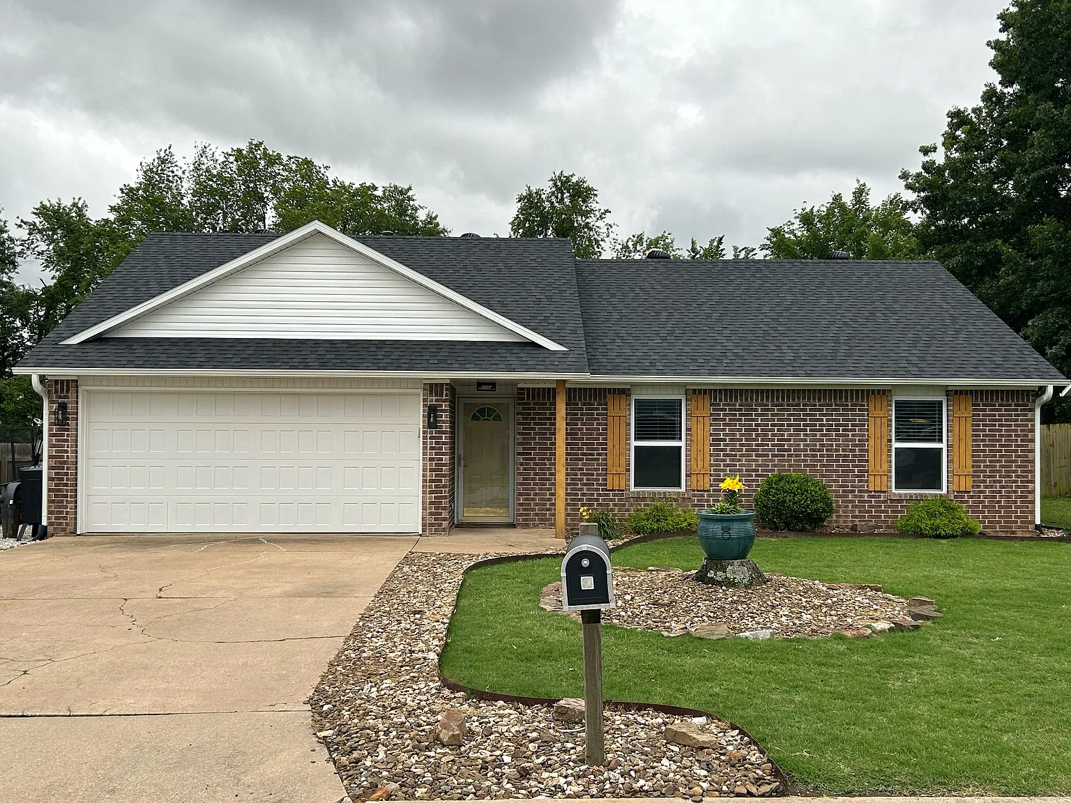 3 bed, 1374 sqft, $1,900 — Photo 1