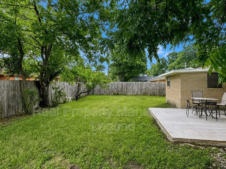 409 La Salle Dr — Photo 17